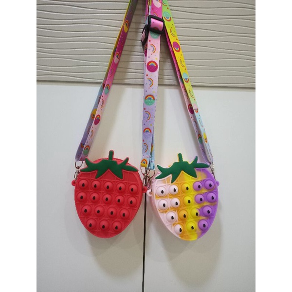 Tas Slempang Pop It Strawberry