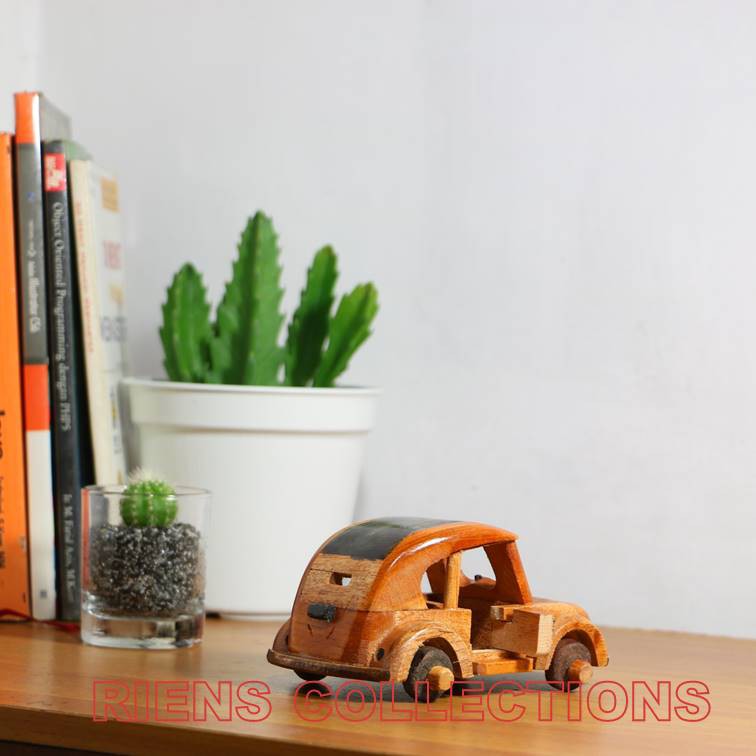 RIENS COLLECTIONS. MINIATUR DIECAST PAJANGAN MOBIL VW KODOK KAYU UKURAN 13X8X6 CM. MAINANN. OLEH OLEH JOGJA. SOUVENIR JOGJA