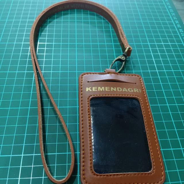 

ID CARD TALI COKELAT DOFF KEMENTERIAN DALAM NEGERI (KEMENDAGRI) REPUBLIK INDONESIA 4 SLOT CARD