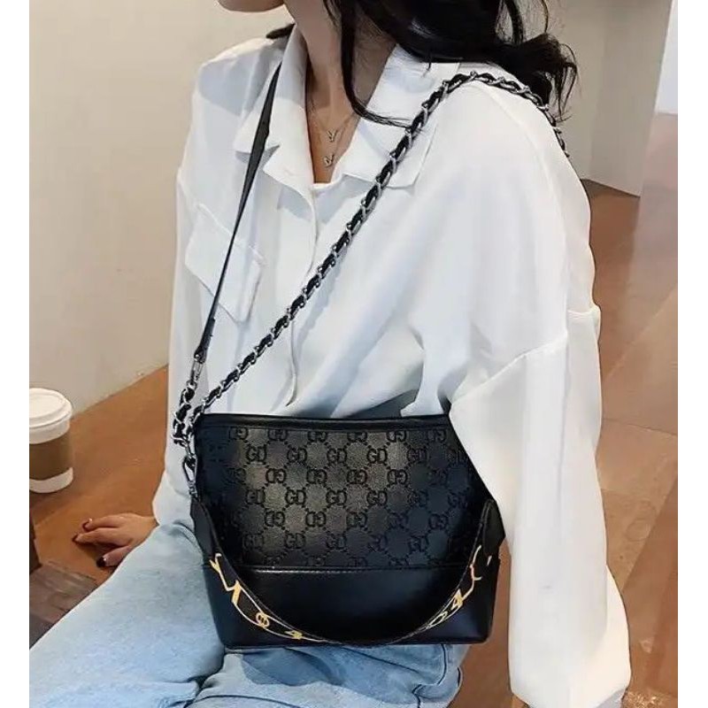 

Kode : SALE ELJ 5313IDR : 120 rbBahan : Kulit Puukuran: 17 x 25 x 9 cm