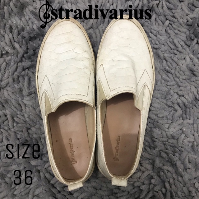 Sepatu putih slip on branded stradivarius second preloved bekas