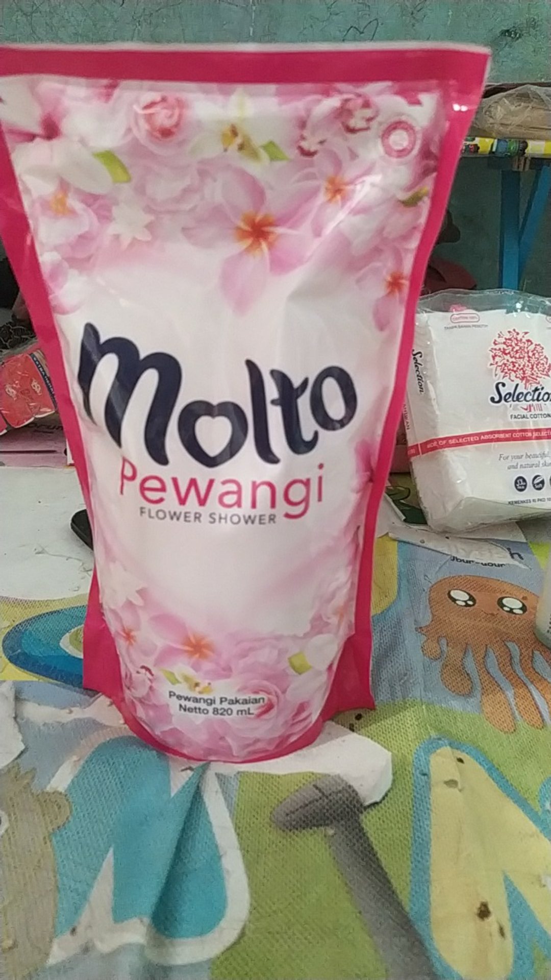 Molto Pelembut Dan Pewangi Pakaian Flower Shower 820ml