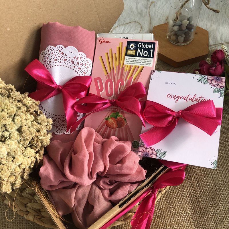 

Hampers Jilbab Premium / Hampers Hijab Murah / Hampers Jilbab Murah / Hampers Hijab Premium / Hampers Ulang Tahun / Hampers Pernikahan / Hampers Wisuda / Hampers Lebaran