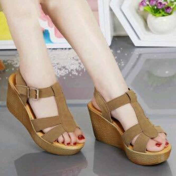 Sepatu Sandal Wedges Wanita LV WG45