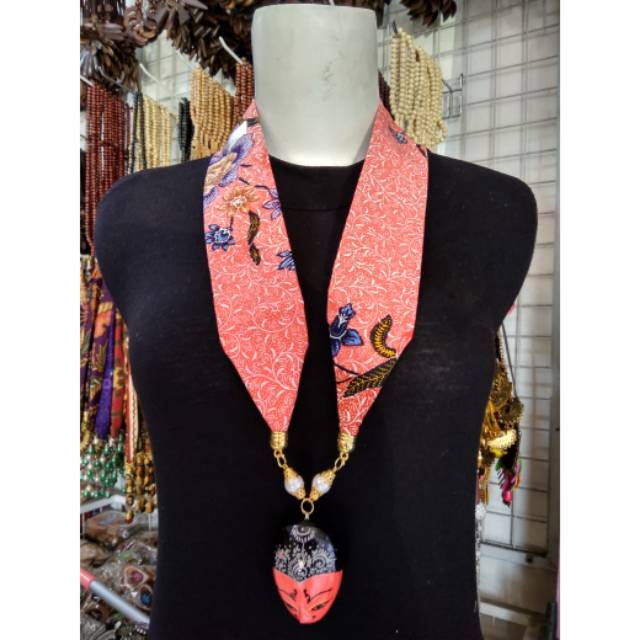 Kalung topeng kayu batik