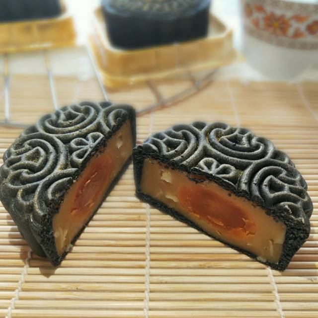 

Mooncake charcoal durian 125gr 1 kotak isi 4 pc telur pakai gula asli dan minyak sayur