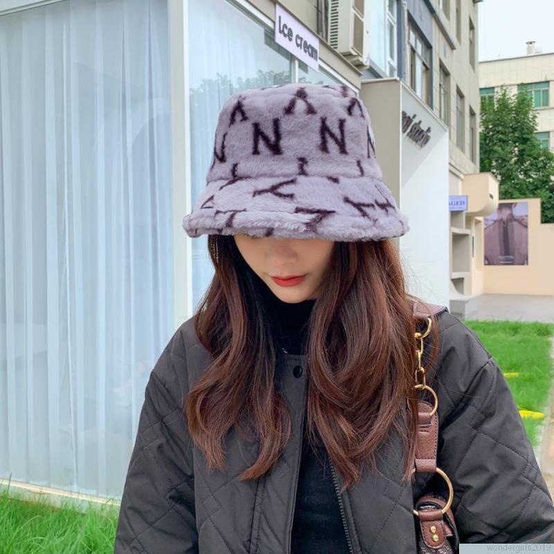 Topi Bucket Motif Tulisan Bahan Plush Wol Domba Tebal Hangat Gaya Retro Korea Untuk Wanita