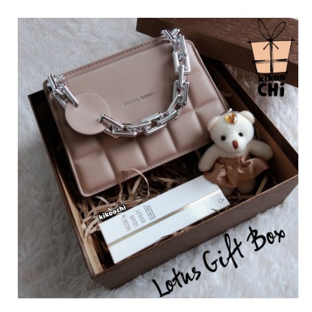 

Gift Box Lotus - Hadiah Kado Ulang Tahun Wanita Pacar Istri - Hampers Ulang Tahun