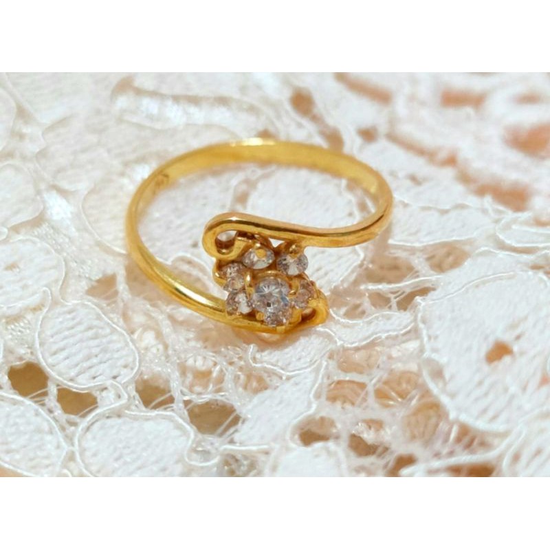 Cincin Emas Muda Bunga Putih Ukir 1 gr