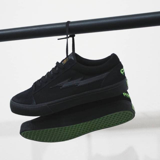 Sepatu Word Division City Riot Jet Black