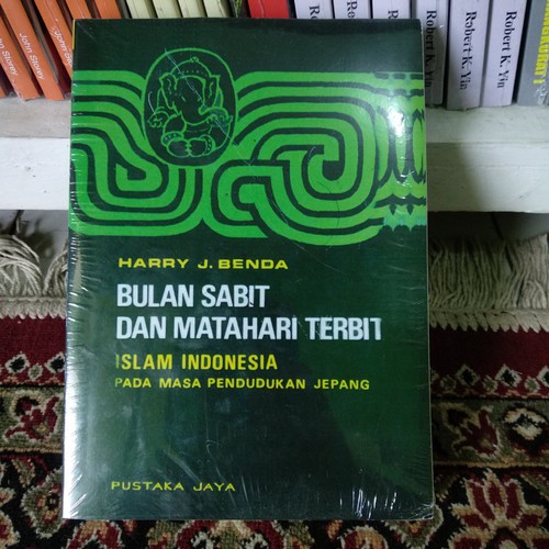 BULAN SABIT DAN MATAHARI TERBIT -HARRY L BENDA