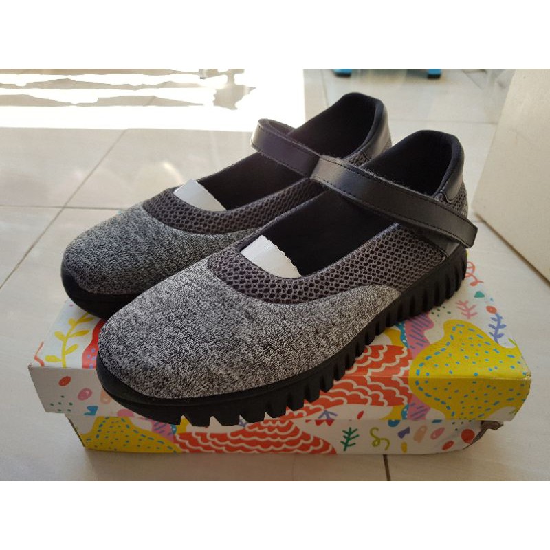 Sepatu Wanita Adorable Project (preloved)