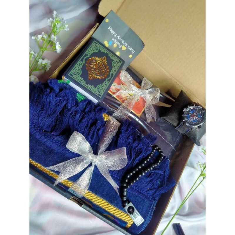 

Hampers perlengkapan sholat pria,kado ulang tahun cowok,sarung wadimor,jam tangan,sajadah