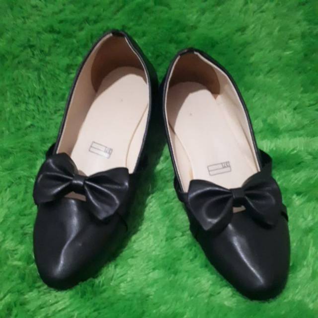 

Flatshoes Pita Hitam