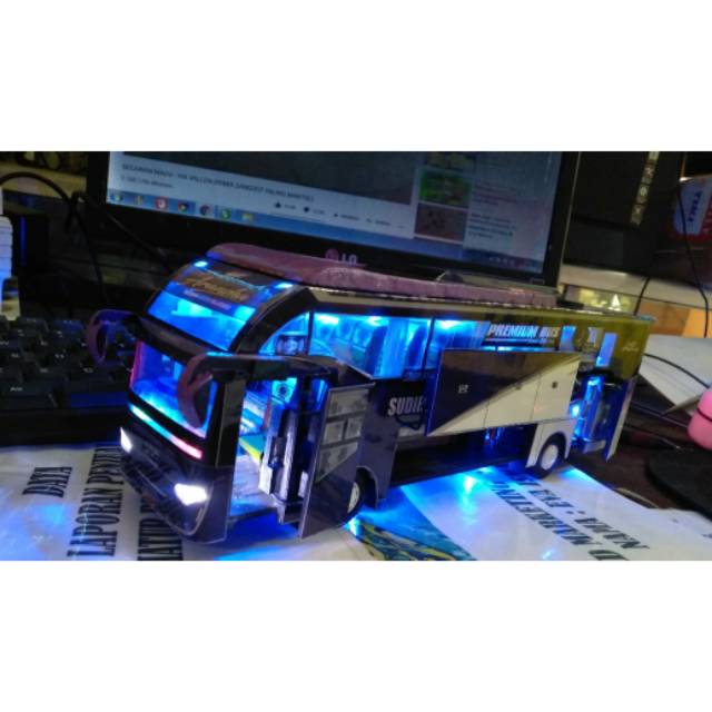 Miniatur bus sudiro tungga jaya aransha