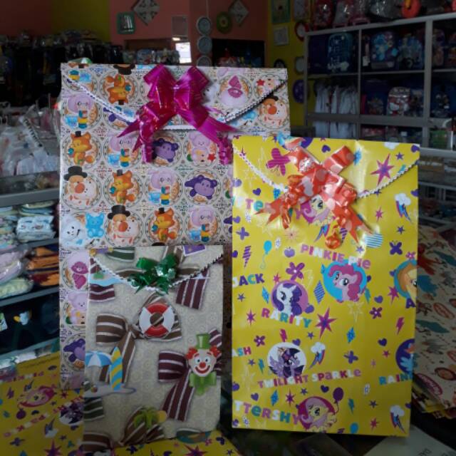 

Kertas kado plus pita langsung jadi