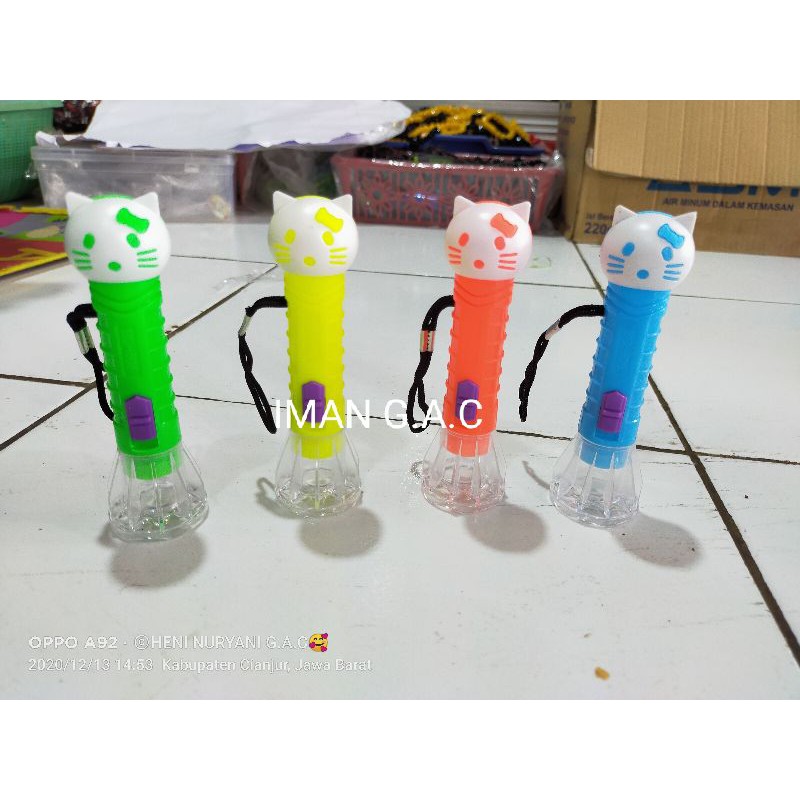 gantungan kunci senter hellokitty mini LED. senter kepala helokitty