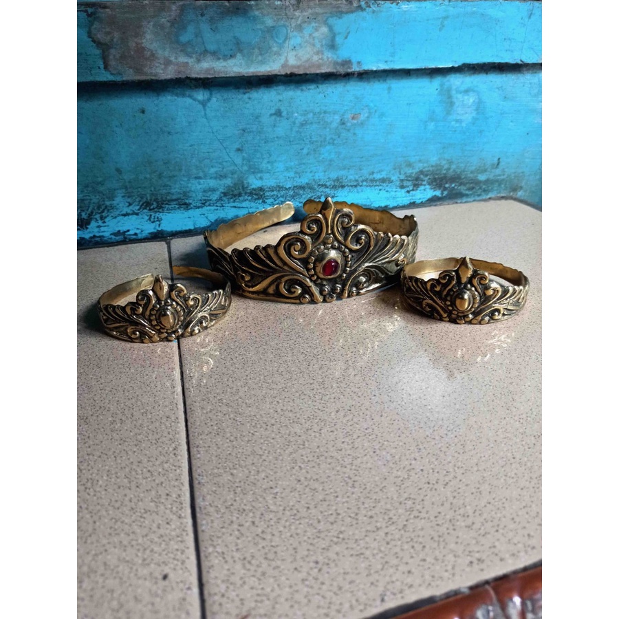 Koleksi Asesoris Antik Mahkota dan Sepasang Gelang Kuningan Unik