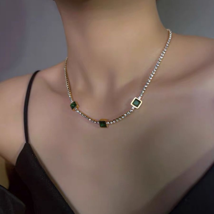 Kalung Rantai Bahan Titanium Steel Dengan Liontin Batu Emerald Untuk Wanita