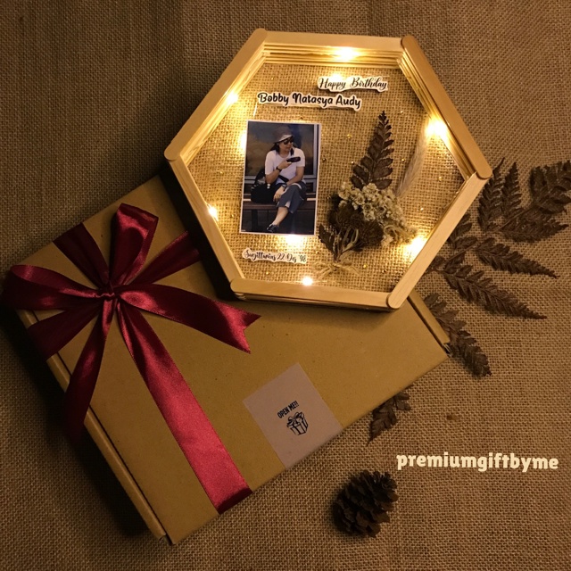 GIFT VIRAL Premium Hexagonal Frame Dried Flower Kado Ulang Tahun Wisuda Anniversary Lampu Pernikahan Unik Lucu Murah Mewah Hexagon Foto Aestethic Estetik Sahabat Bunga Kering Home Decor Box Hampers