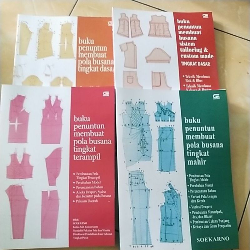 

Buku penuntun menjahit harga tertera untuk 4 buku
