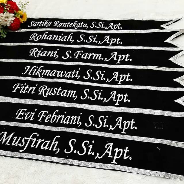 Selempang wisuda bludru pinggiran pita