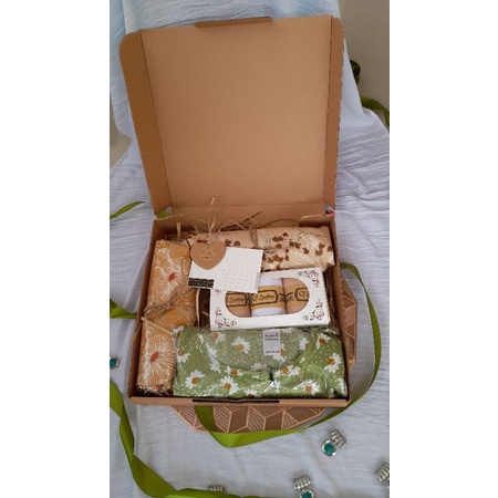 

Hampers / paket gift /set hadiah/ tambah dus packing