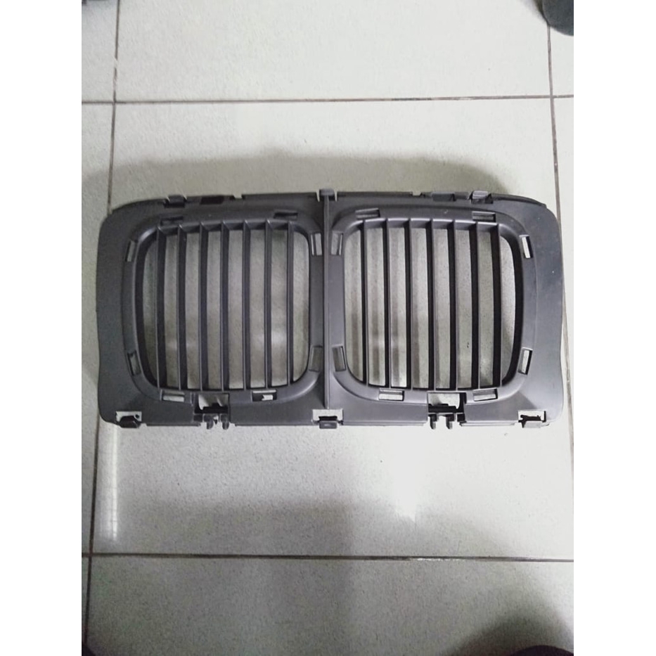 GRILLE TENGAH BMW E34 520i