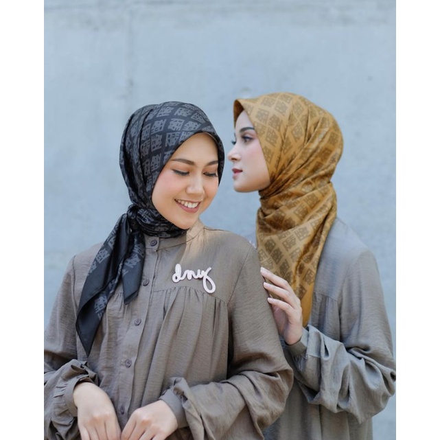 monogram hitam dan mustard deenay