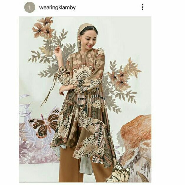 Allegra Tunik Pinewood Size L Wearing Klamby FREEBOOKED