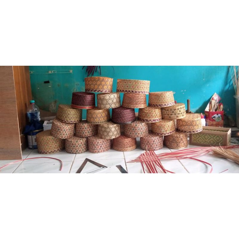 peci anyaman bambu