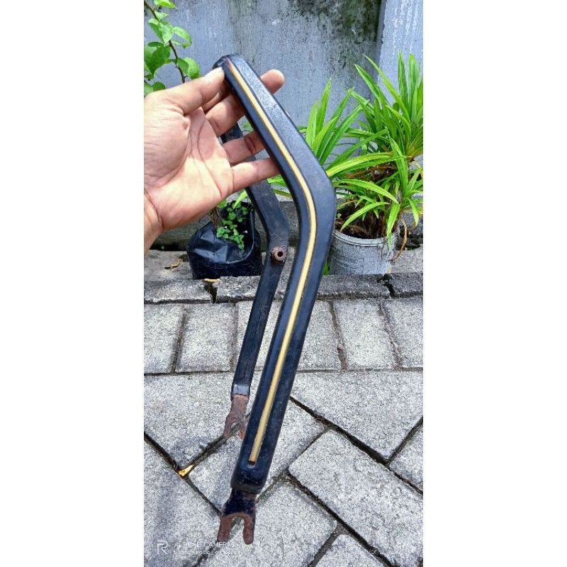 Begel behel pegangan jok suzuki RC karet original