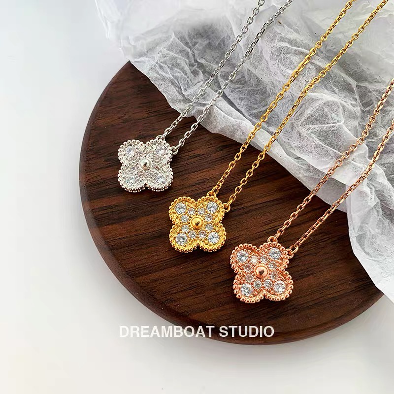 Clover Kalung Rantai Emas 18K Bahan Titanium Steel Tahan Air Dan Lembab Untuk Wanita