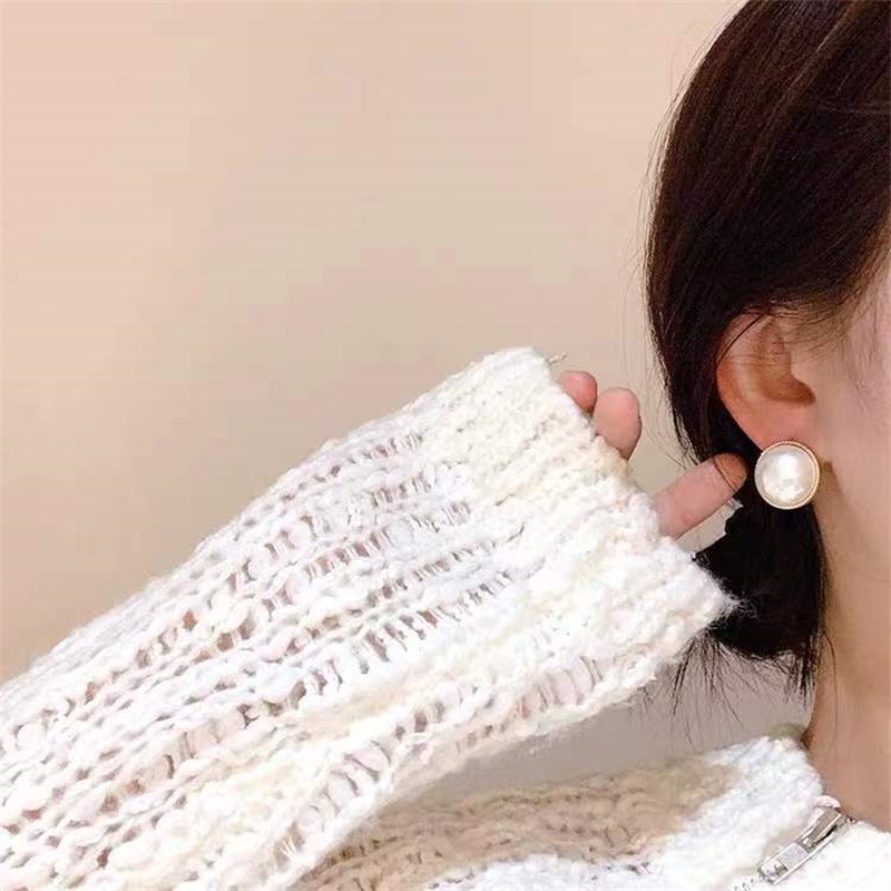 Anting Desain Chanel Aksen Mutiara Bahan s925 Silver Gaya Unik