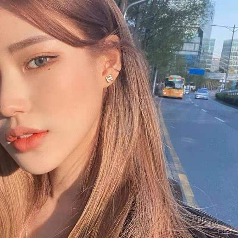 Anting Stud Desain Huruf H Aksen Berlian Imitasi Bahan Zirkon Warna Emas Untuk Pesta