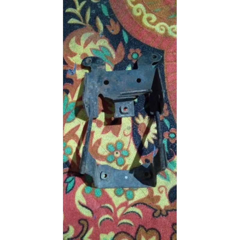 breket dasi Vega R lama