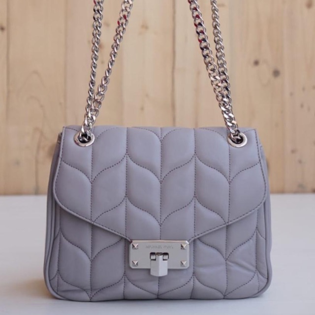 peyton large conv shoulder flap pearl grey