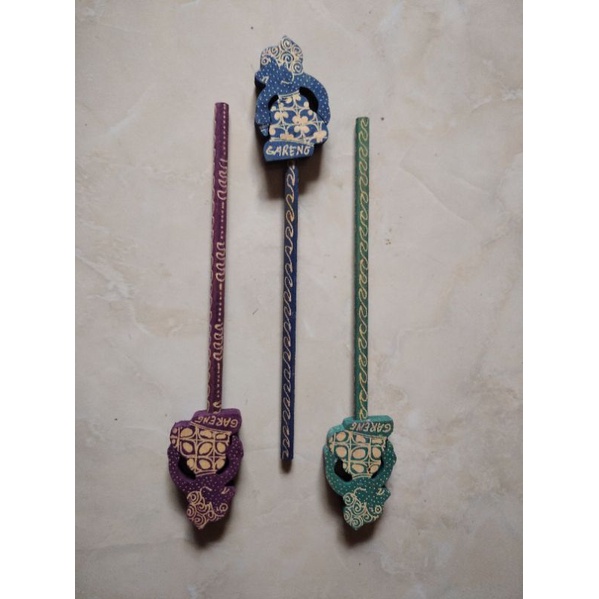 

PENSIL KAYU WAYANG BATIK SOUVENIR OLEH OLEH KHAS JOGJA MALIOBORO MOTIF WAYANG BATIK
