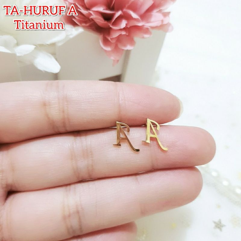 Fourfashion Anting Tusuk Titanium Huruf/Inisial Anti Karat Premium