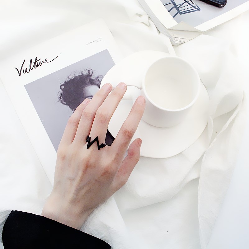 【Ready stock】Cincin Alloy Desain Uniseks Zigzag Gaya Korea Aksesoris Murah Wanita hitam emas perak fashion murah Gelang/Cincin/kalung Wanita Desain Kepribadian Yang Sederhana EKG Petir Pasangan-cl