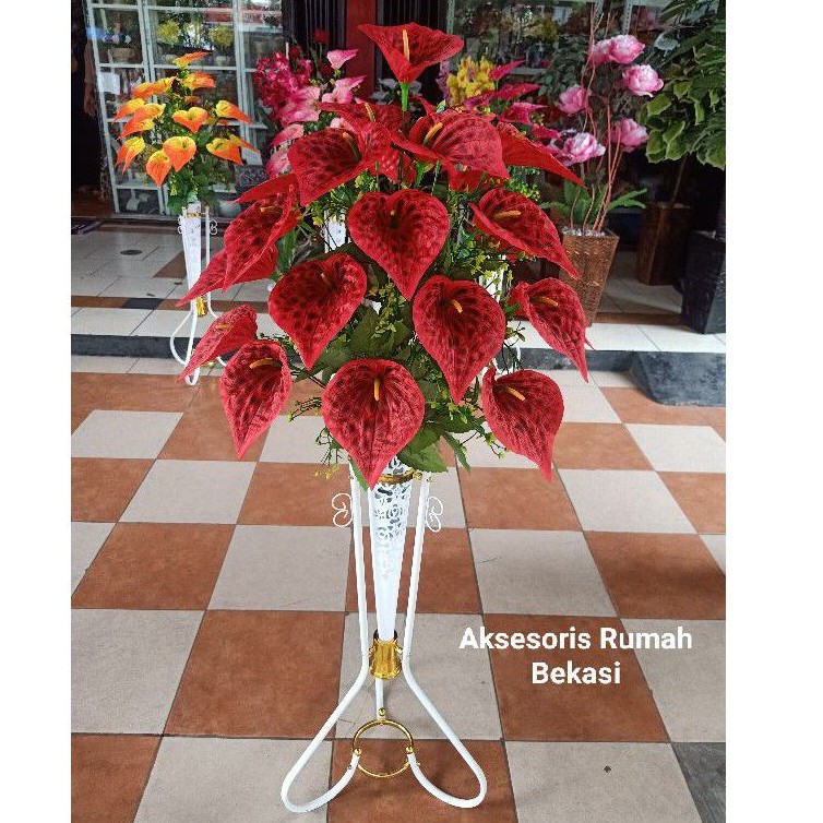 Rangkaian Bunga Anthurium Bunga Aron Panda Dengan Pot Standing Besi