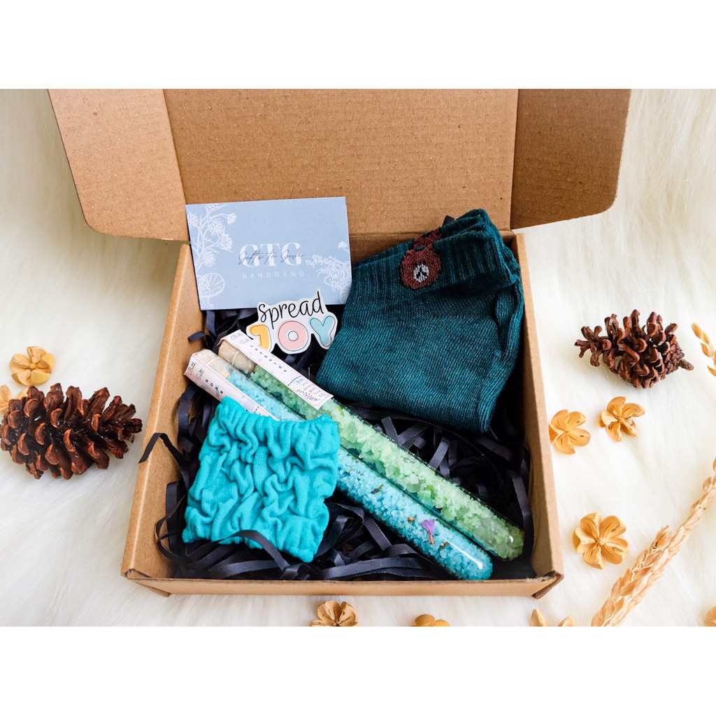 

Kotak Kado Hadiah Birthday Graduation Surprise Box isi Bath Salt Body Care Kaos Kaki Set 04