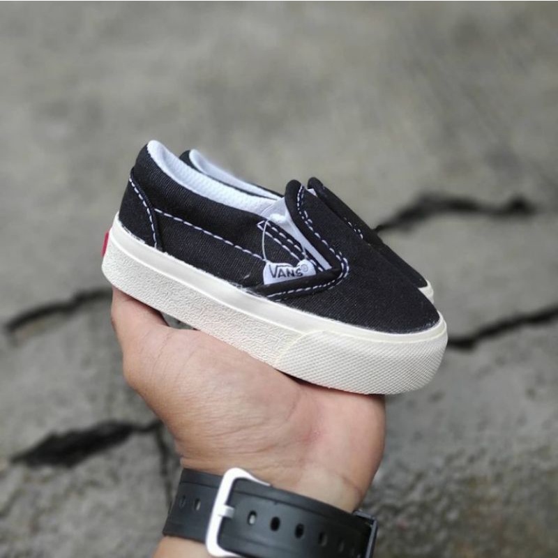 SEPATU ANAK SLIP ON HITAM OG SIMPLE DIPAKAI DAN MURAH