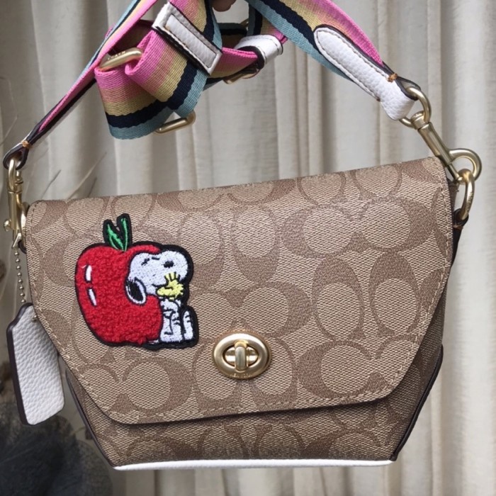 Tas Selempang Coach Snoopy co-branded the new KARLEE series exquisite