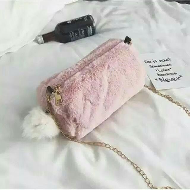 TAS SELEMPANG BULU LEMBUT SPIDI TABUNG GANTUNGAN POM-POM SLING BAG IMPORT TERMUAH BISA COD