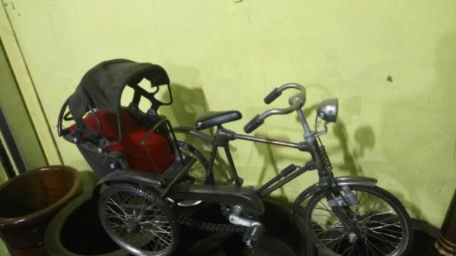 MINIATUR SEPEDA BECAK MEDAN DENGAN ATAP 36 x 12 x 25 cm BAHAN BESI LOGAM - PAJANGAN DEKORASI MURAH