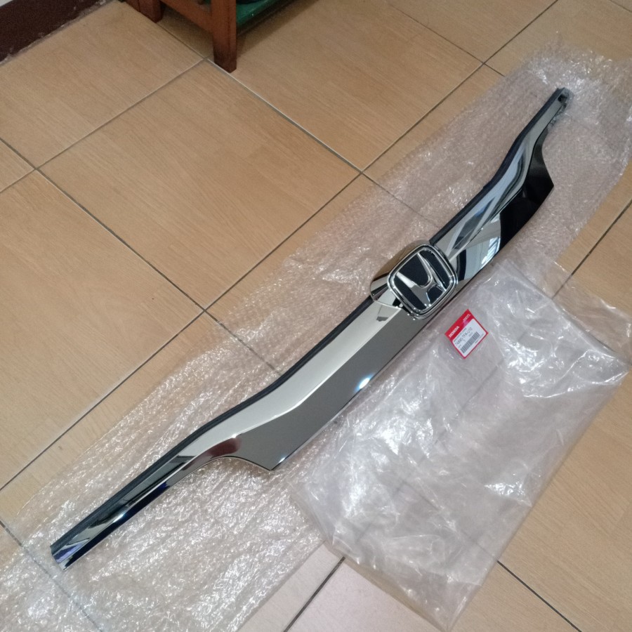 Garnish Chrome Pintu Bagasi CRV 2015-2017 .