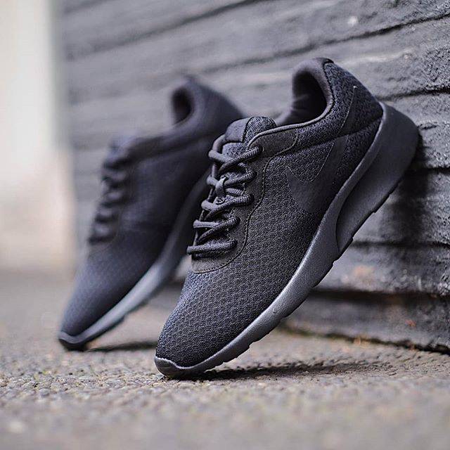 nike tanjun trainers all black