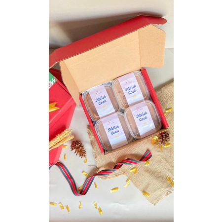 

HAMPERS NATAL 4 CAKE IN BOX