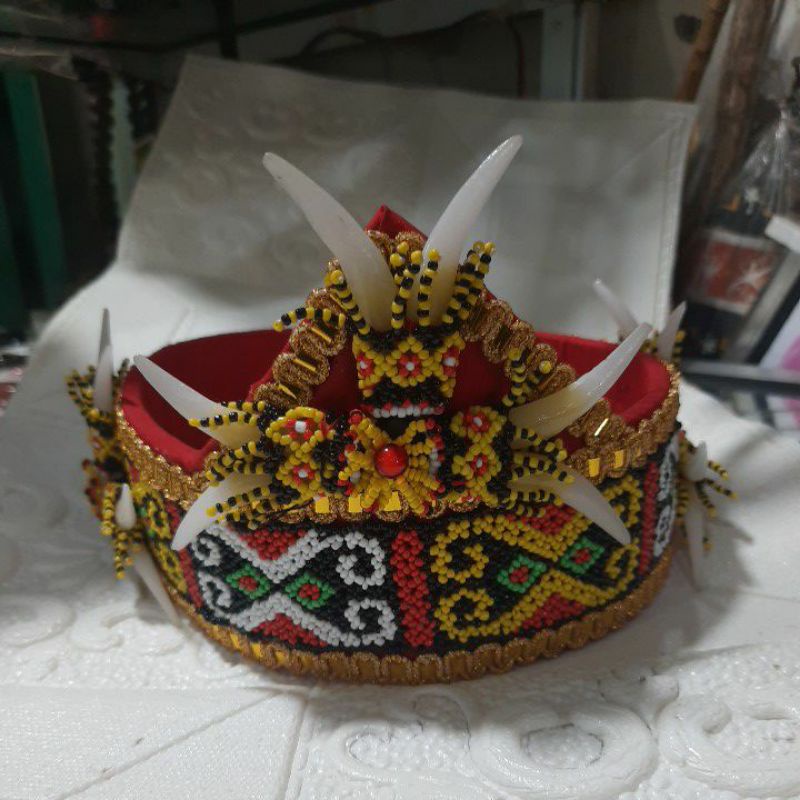topi adat dayak kalimantan
